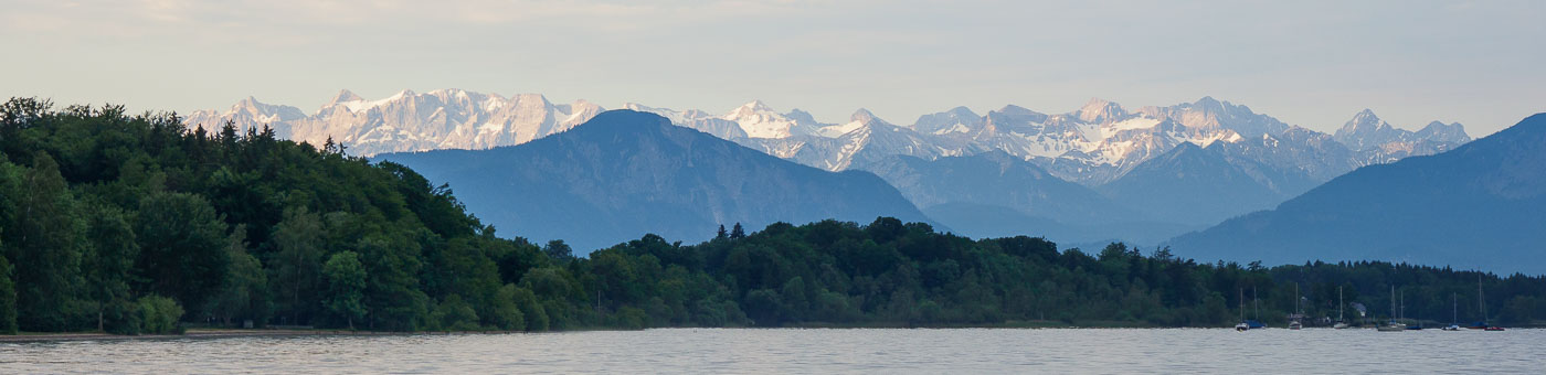 Starnberger See mit Wald und Bergen